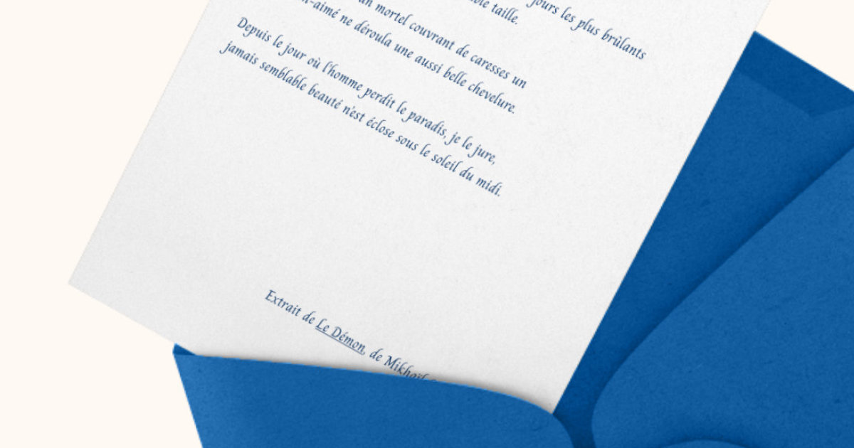 Enveloppe bleu avec une lettre qui y sort.