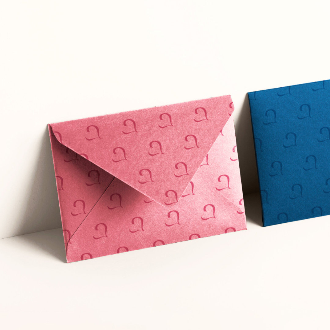Deux envelopes colorées bleu et rose avec le motif de Literatura