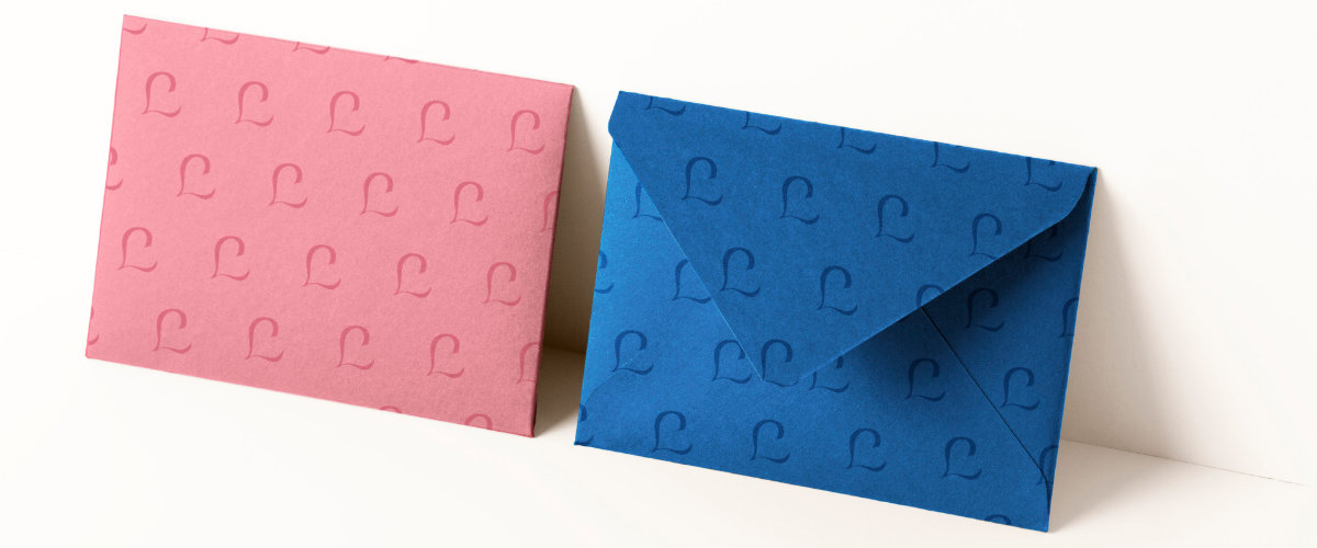 Deux envelopes colorées bleu et rose avec le motif de Literatura