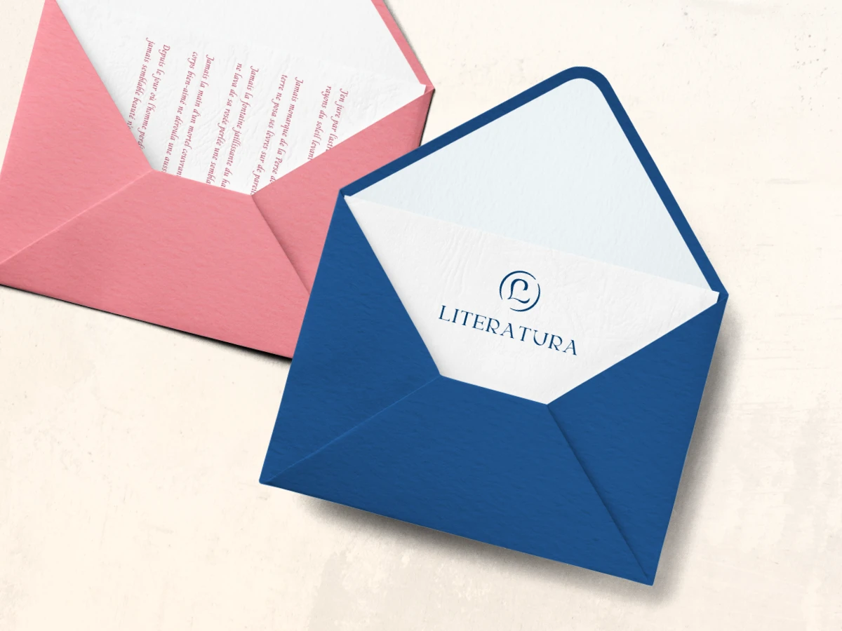 Enveloppes bleues et roses avec le logo de Literatura.