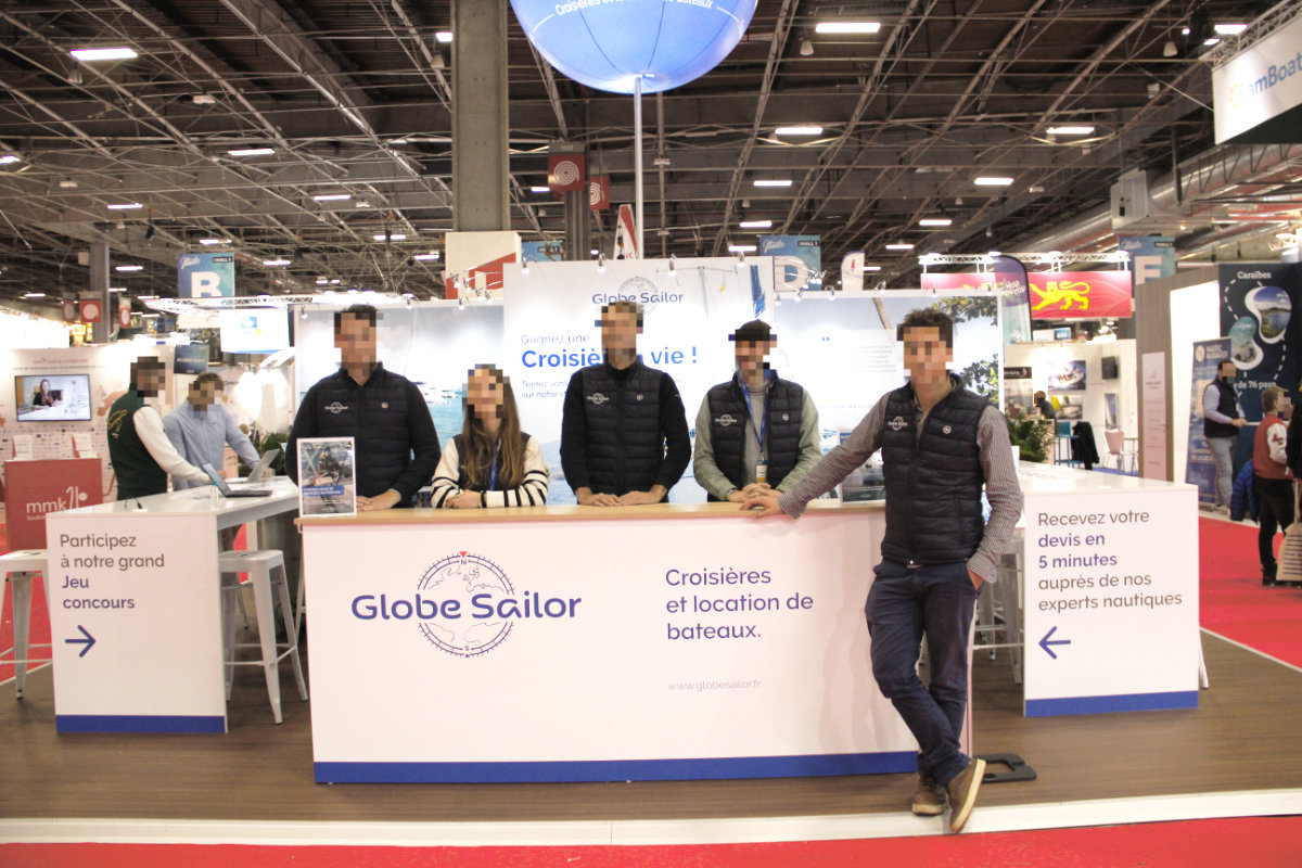 Personnes en doudounes sans manches GlobeSailor devant le stand.