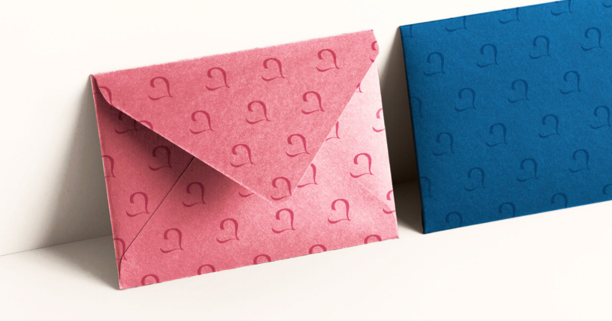 Two blue and pink envelopes with the Literatura motif.